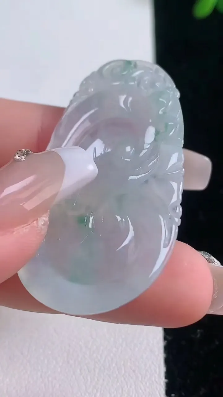 天然A货翡翠冰种飘花如意吊坠，尺寸45.6-25.2-4.2，重量:8.39g
12月21日