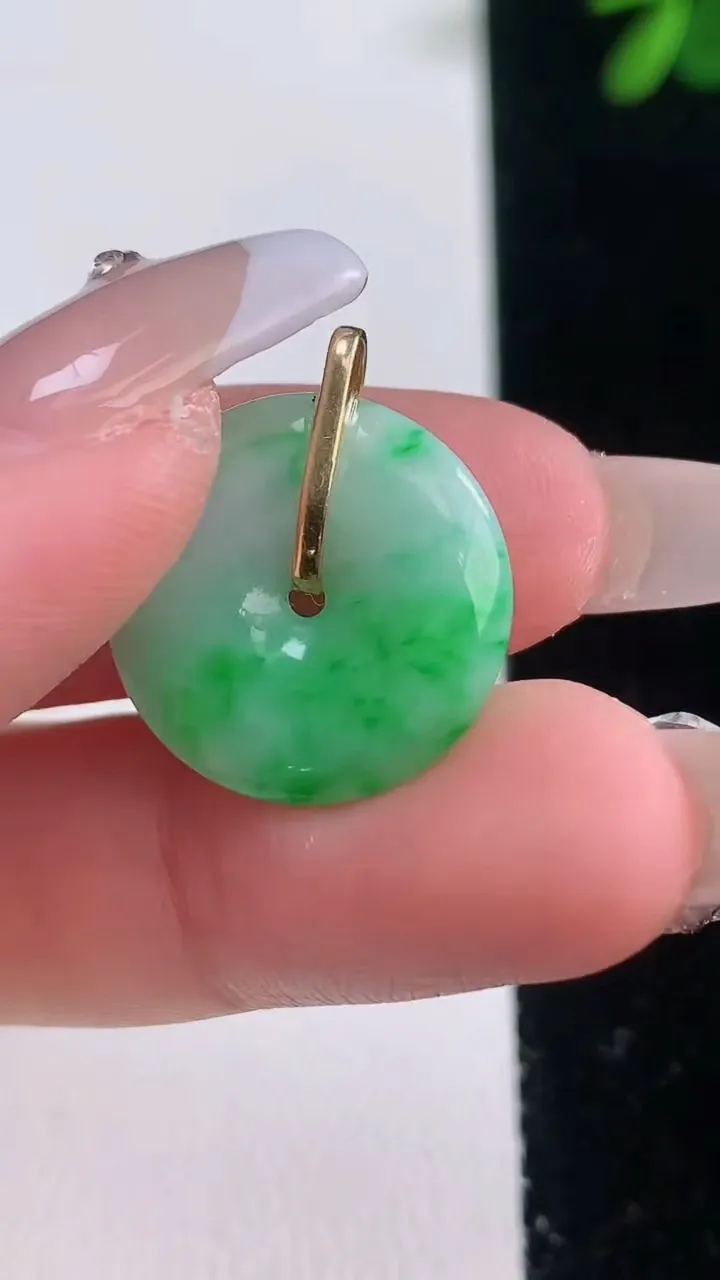 天然A货翡翠平安扣吊坠，尺寸18.5-4，重量:3.15g
12月21日