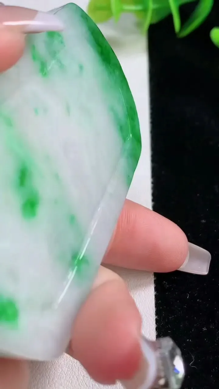 天然A货翡翠山水牌吊坠，尺寸74.3-45.7-13.2，重:96.15g
12月21日