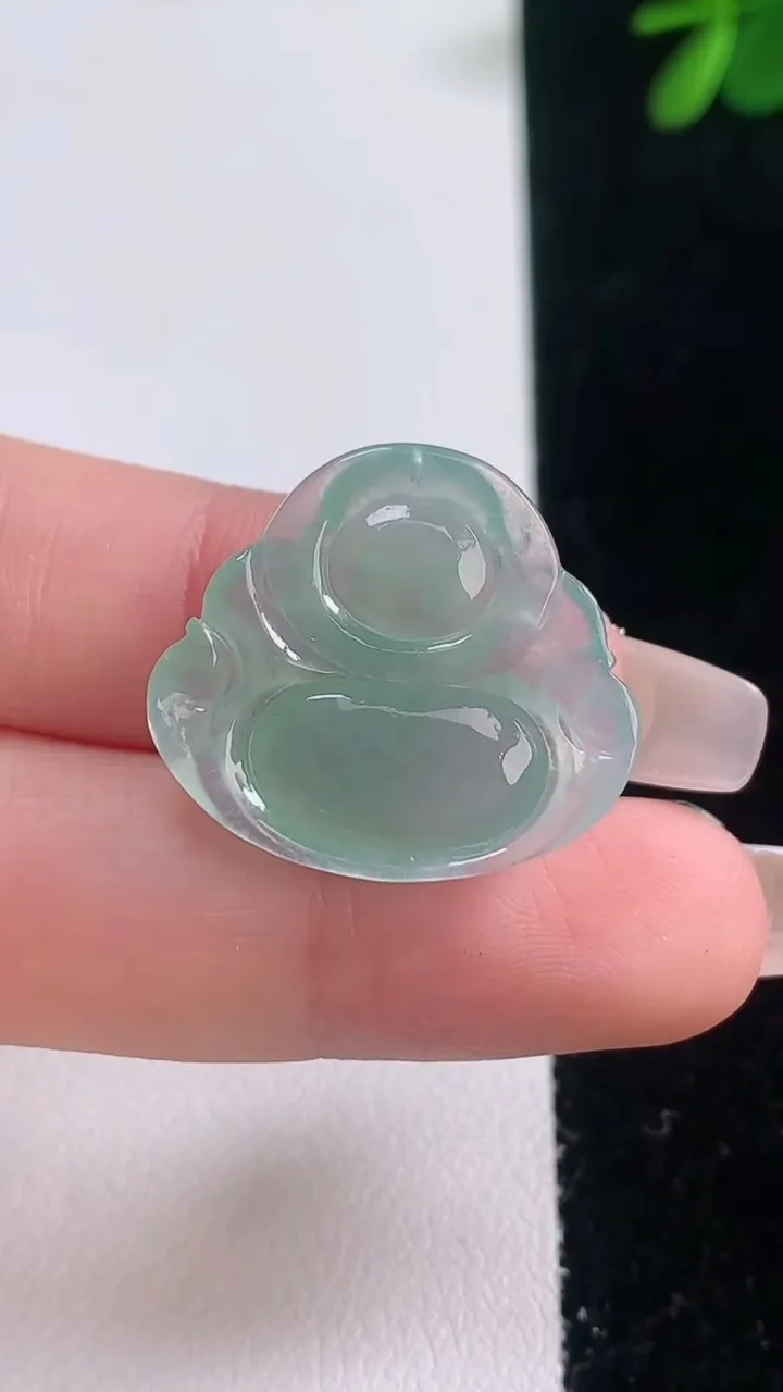 天然A货翡翠佛公吊坠，尺寸21.5-23.7-4.9，重量:3.43g
12月21日