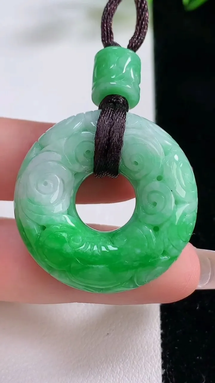 天然A货翡翠雕花平安环吊坠，尺寸32.3-11，重:22.13g
12月21日