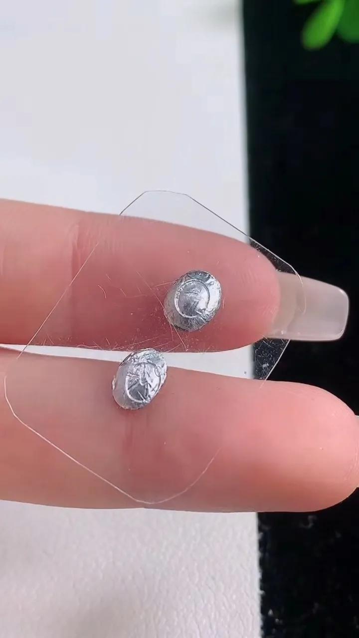 天然A货翡翠蛋面镶嵌件一对，尺寸6-5-2.8，重量:0.51g
12月21日