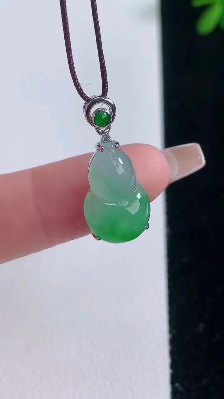 天然A货翡翠葫芦吊坠，尺寸15.8-10.4-6.8，重量:1.93g
12月21日