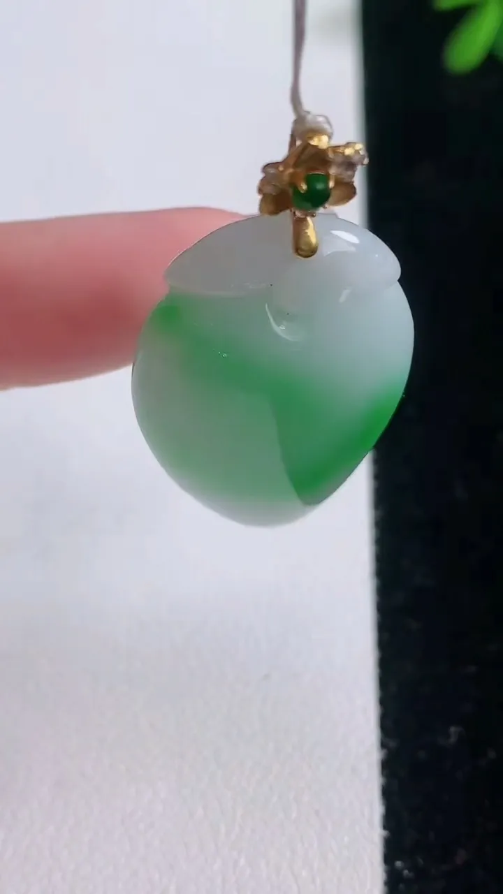 天然A货翡翠寿桃吊坠，尺寸35.8-21-8.8，重量:10.62g
12月21日