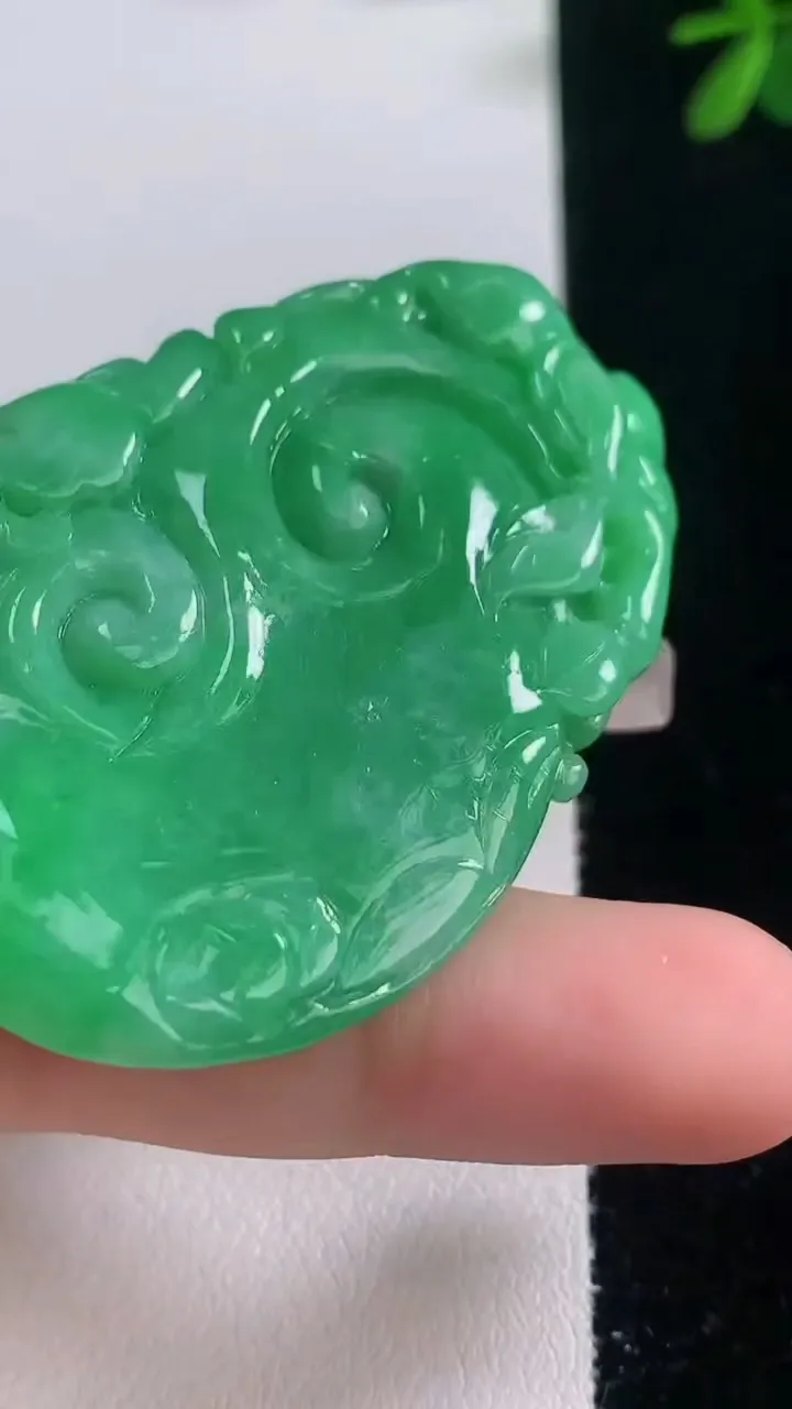 天然A货翡翠如意吊坠，尺寸56.6-37.2-8.3，重量:35.79g
12月21日