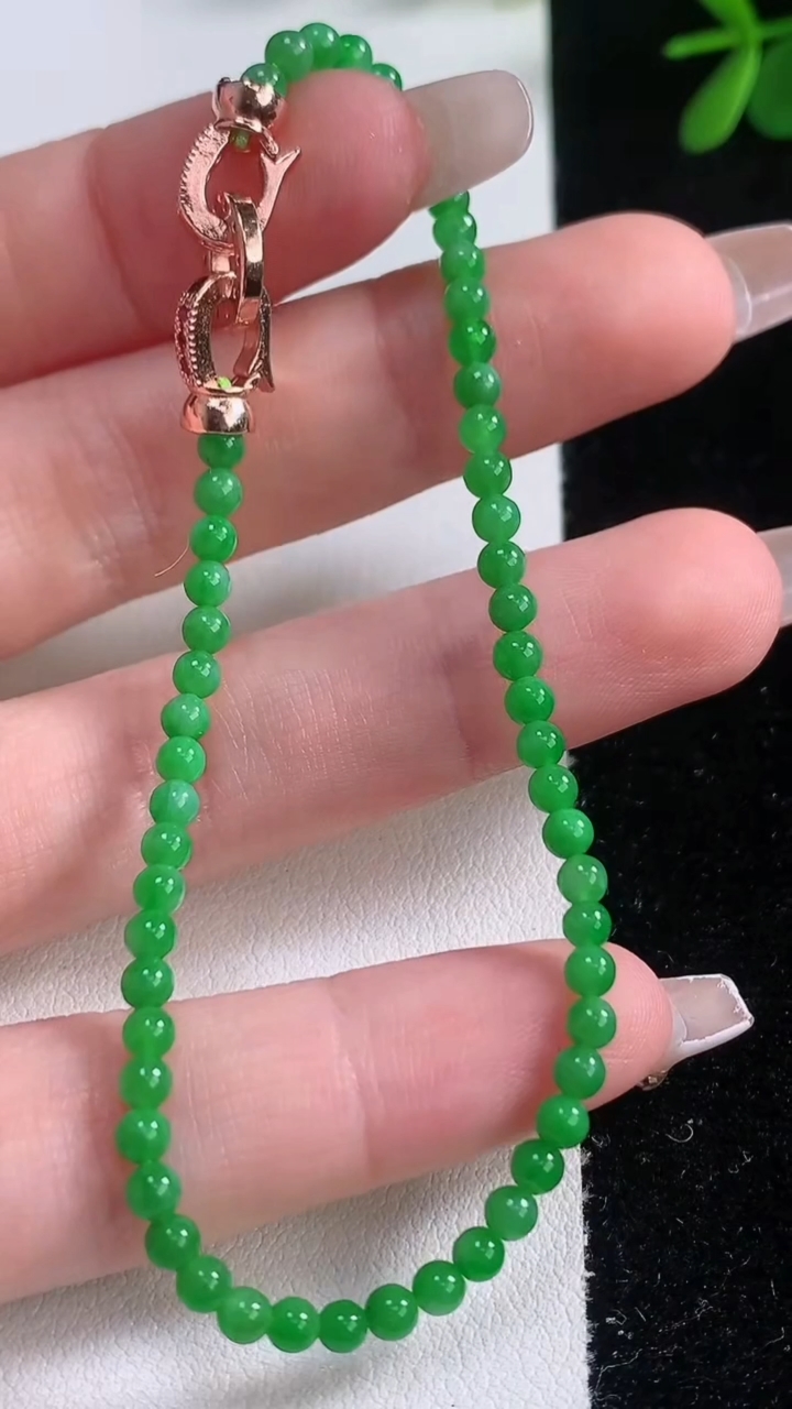 天然A货翡翠小米珠手串，尺寸3-56颗，重量:4.46g12月21日
工厂直销收藏佳品,种好水足，色泽均匀，有种有色，上手高大气！