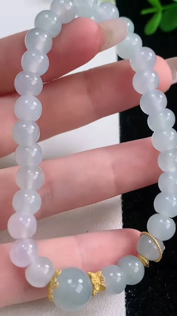 天然A货翡翠飘花圆珠手串，尺寸7.3-5.8-10.5-30颗，重量:20.20g12月21日
工厂直销收藏佳品,种好水足，色泽均匀，有种有色，上手高大气！