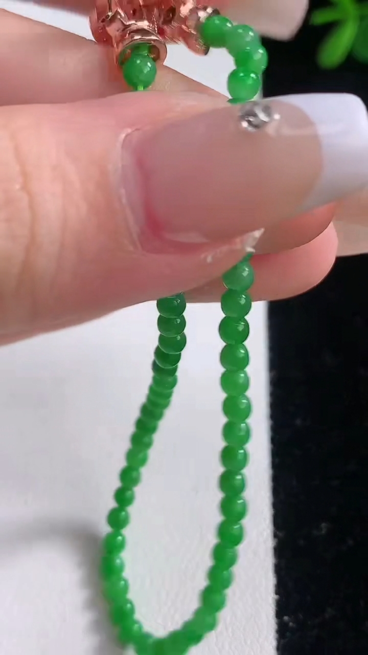 天然A货翡翠小米珠手串，尺寸3-56颗，重量:4.46g12月21日
工厂直销收藏佳品,种好水足，色泽均匀，有种有色，上手高大气！