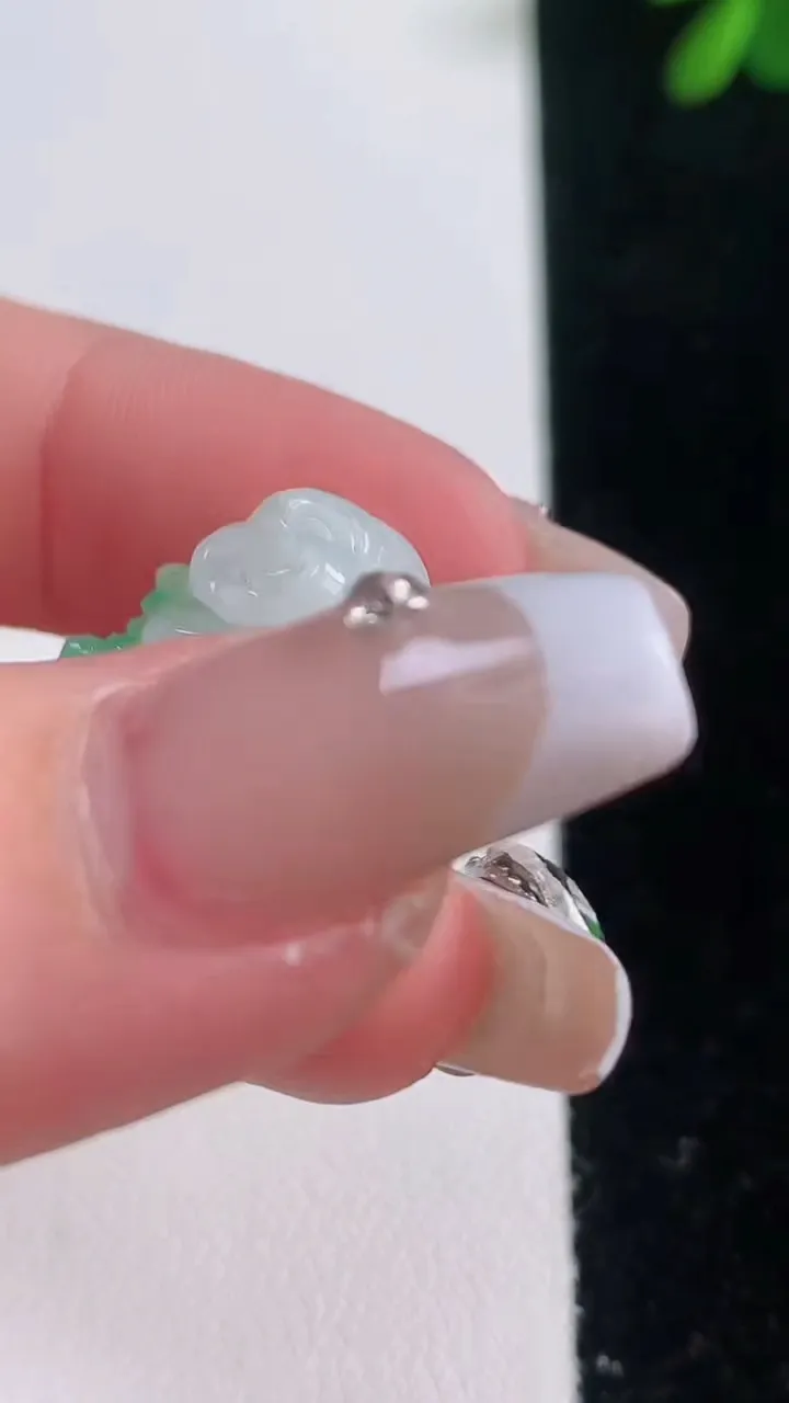 天然A货翡翠佛公吊坠，尺寸18.3-19.7-5.6，重量:3.00g
12月21日