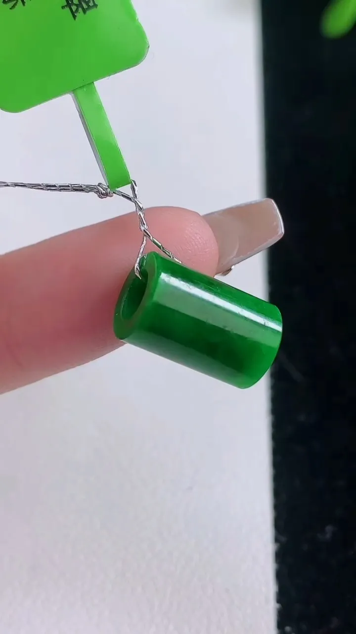 天然A货翡翠路路通吊坠，尺寸13.2-8.3，重量:2.27g
12月21日