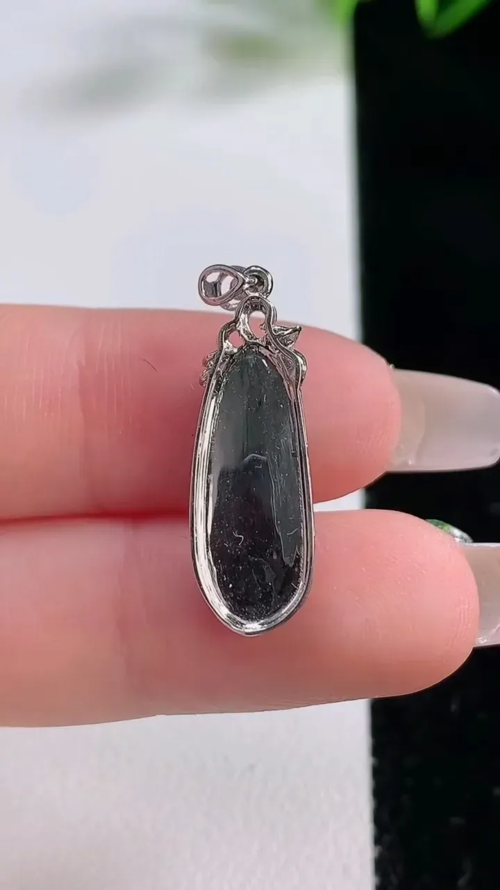 天然A货翡翠福豆吊坠，尺寸27.3-8.3-4.6，裸石20-7.3重:1.72g
12月21日