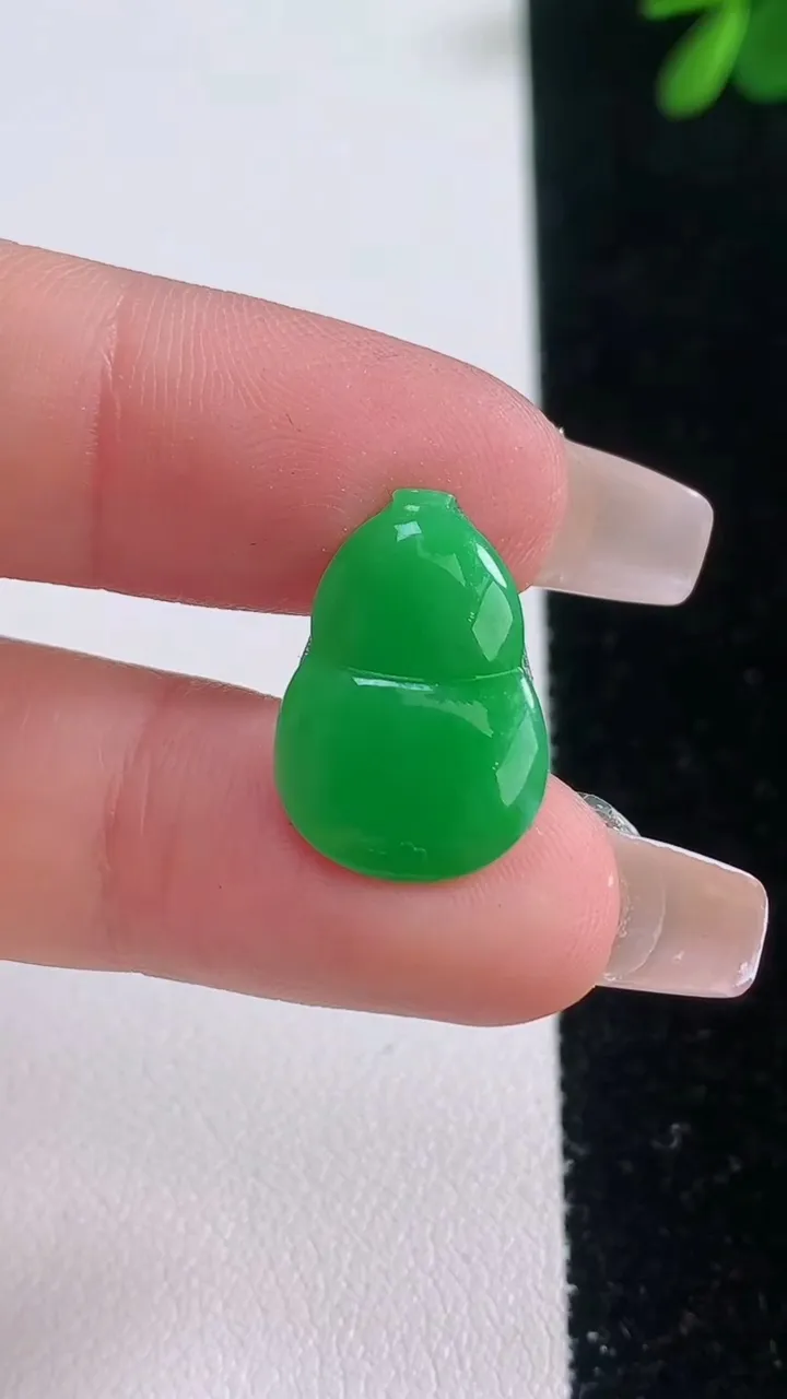 天然A货翡翠葫芦镶嵌件，尺寸18.4-12.8-2.6，重量:1.09g
12月21日