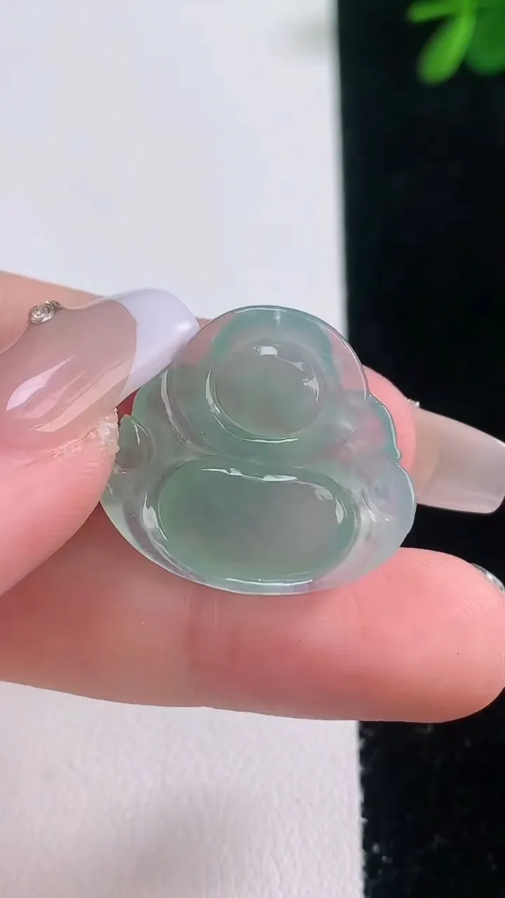 天然A货翡翠佛公吊坠，尺寸21.5-23.7-4.9，重量:3.43g
12月21日