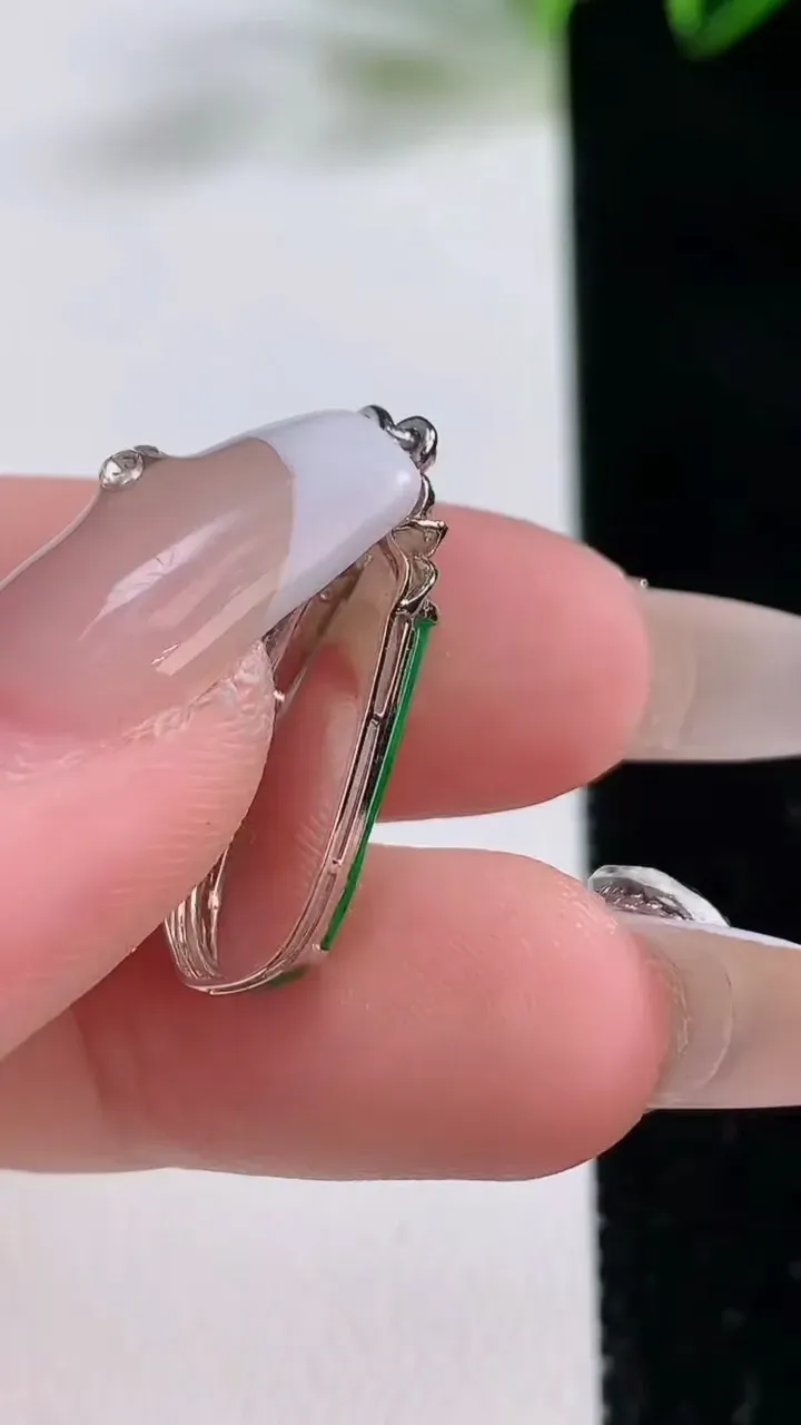 天然A货翡翠福豆吊坠，尺寸27.3-8.3-4.6，裸石20-7.3重:1.72g
12月21日