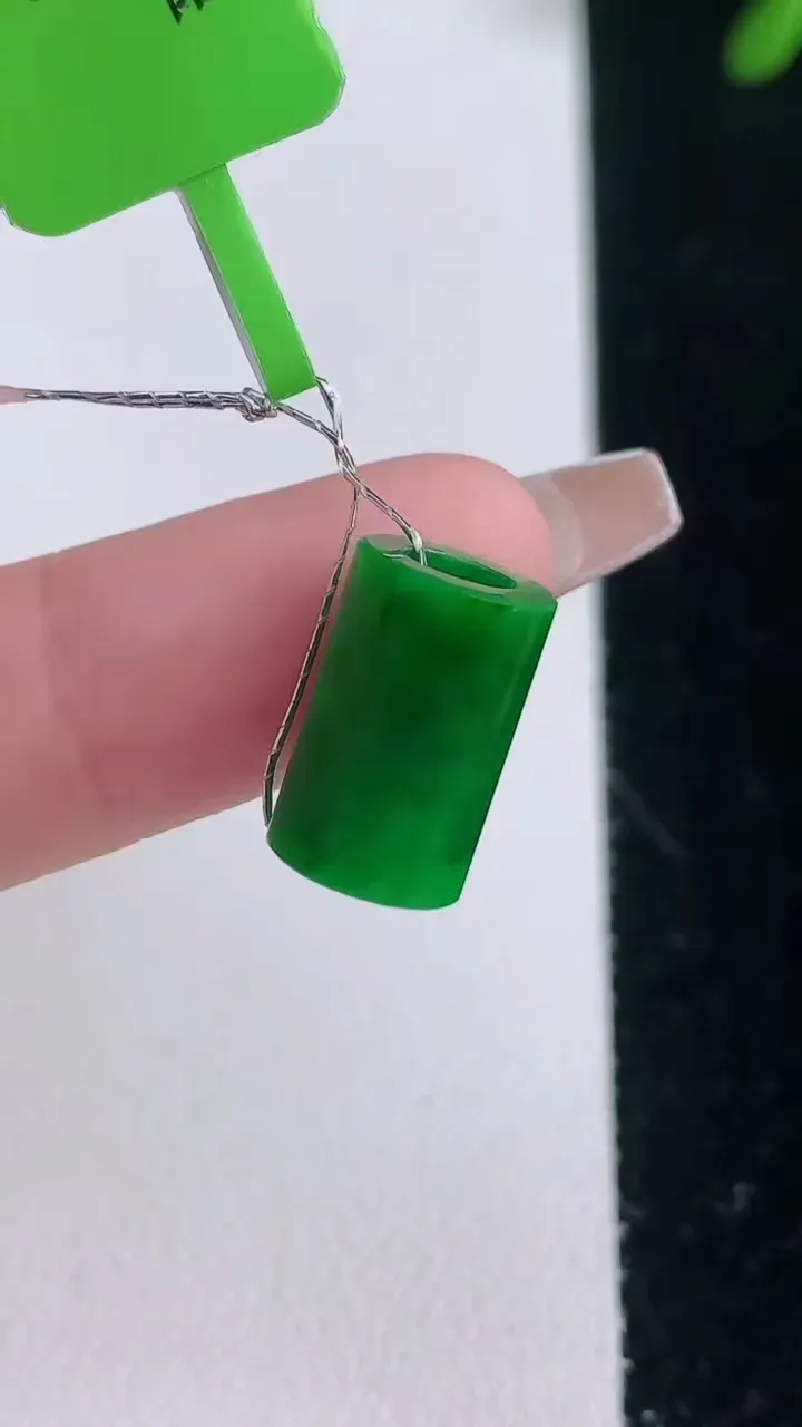 天然A货翡翠路路通吊坠，尺寸13.2-8.3，重量:2.27g
12月21日