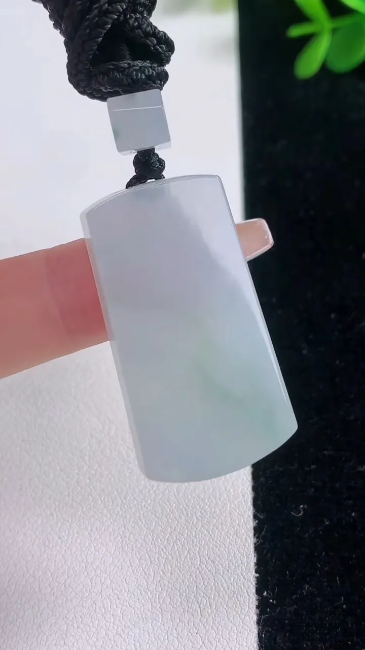 天然A货翡翠飘花仿古无事牌吊坠，尺寸35.7-19-6，重量:16.61g
12月21日