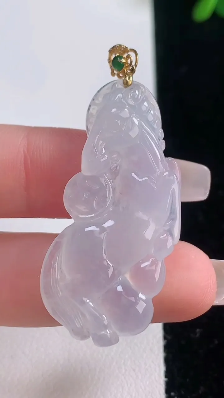 天然A货翡翠种白冰生肖马吊坠，尺寸40.6-19.2-5.2，重量:7.77g
12月21日