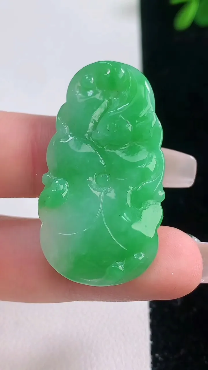 天然A货翡翠年年有余吊坠，尺寸38.5-21-4.4，重量:7.54g
12月21日