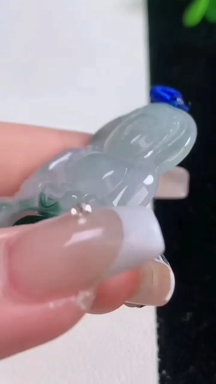 天然A货翡翠冰种飘花观音菩萨吊坠，尺寸47.6-32.5-5，重量:12.76g
12月21日