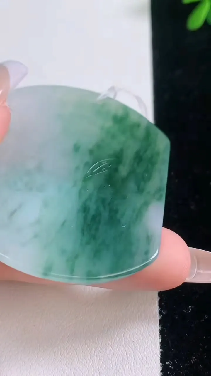 天然A货翡翠冰种飘花生肖虎吊坠，尺寸54.3-45.2-5.7，重量:30.47g
12月21日