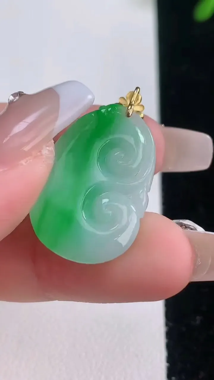 天然A货翡翠如意吊坠，尺寸24.7-16.8-5.9，重量:4.81g
12月21日