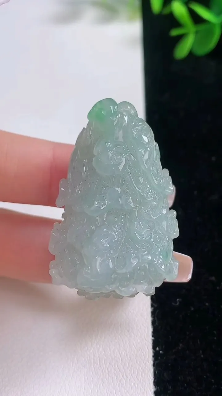 天然A货翡翠白菜吊坠，尺寸42-28-16.7，重量:28.80g
12月21日