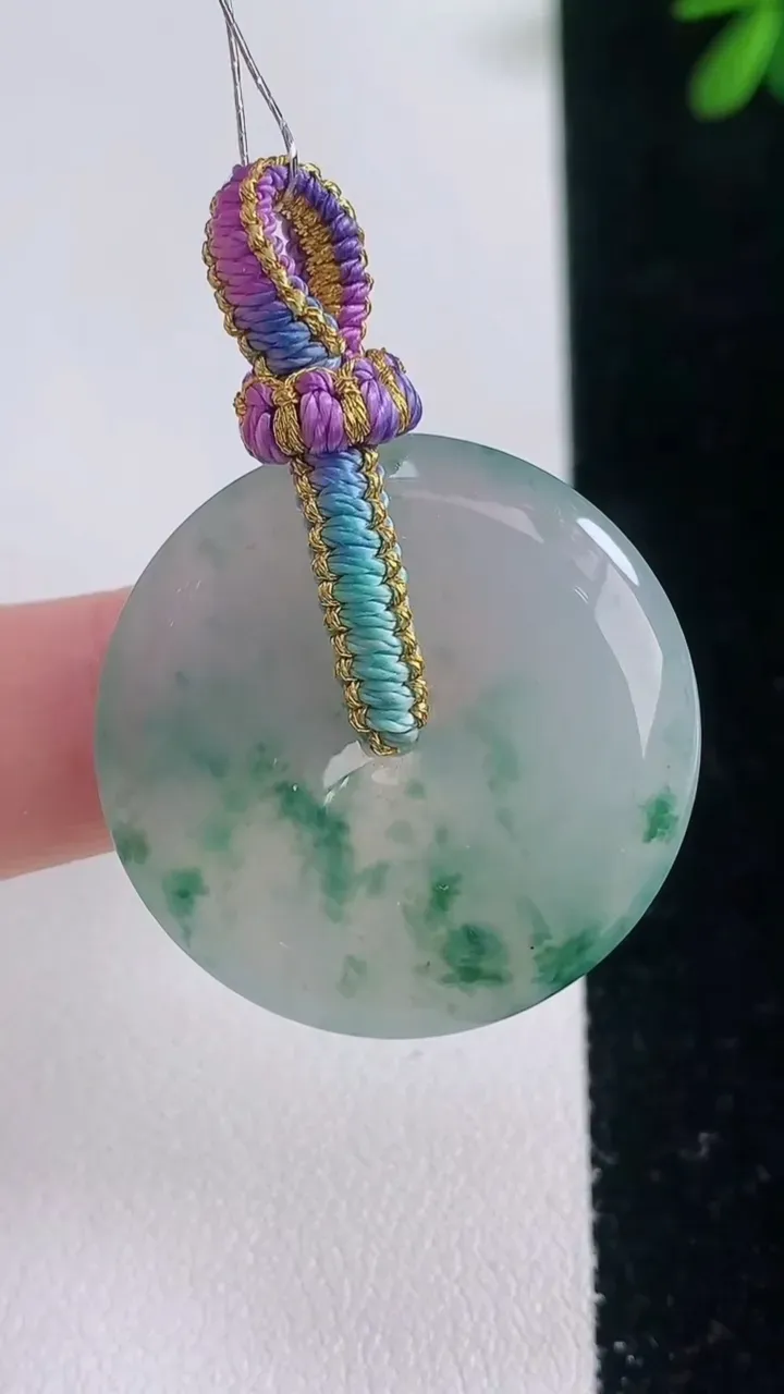 天然A货翡翠冰种飘花平安扣吊坠，尺寸29.5-5.2，重量:10.35g
12月21日