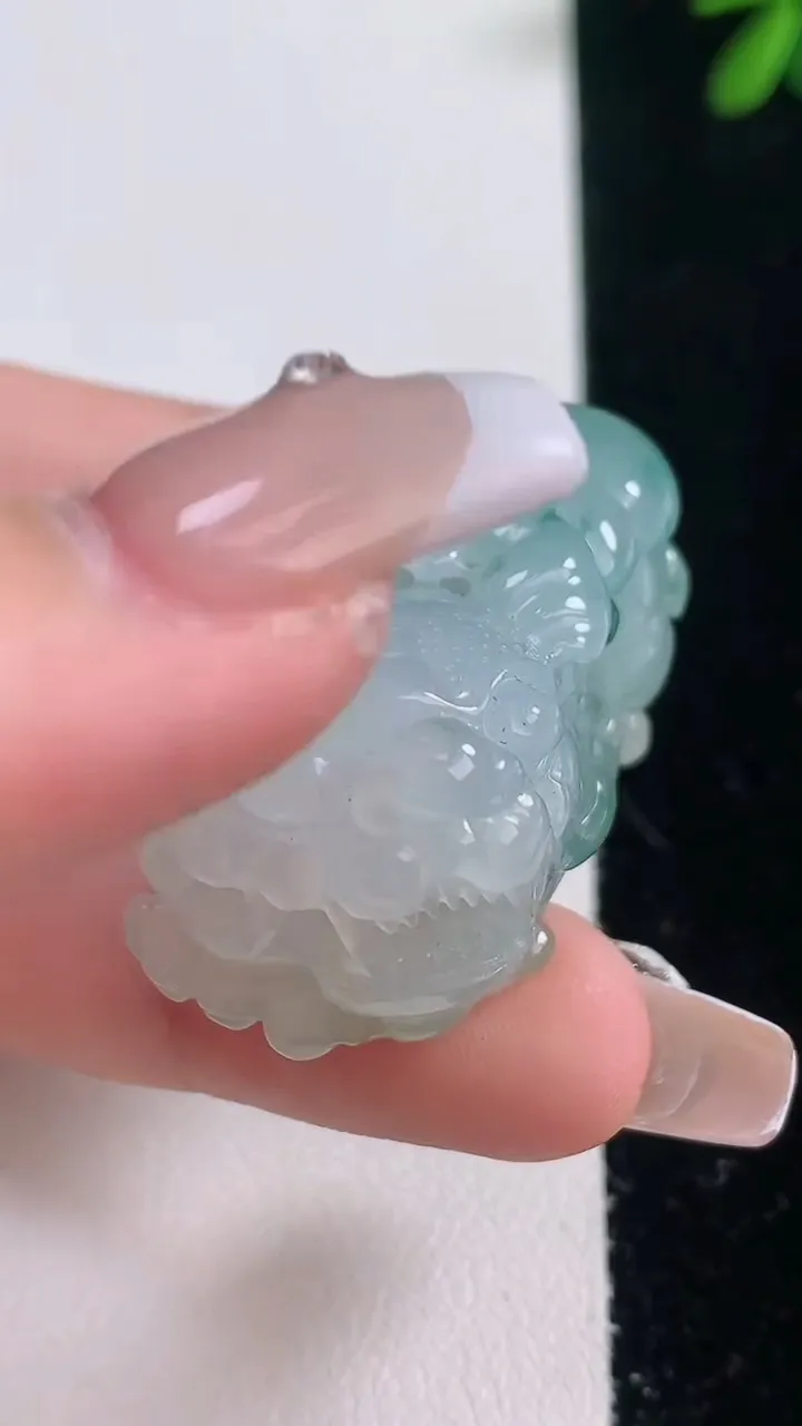 天然A货翡翠冰种飘花貔貅吊坠，尺寸36.2-22.7-19.4，重量:37.74g
12月21日