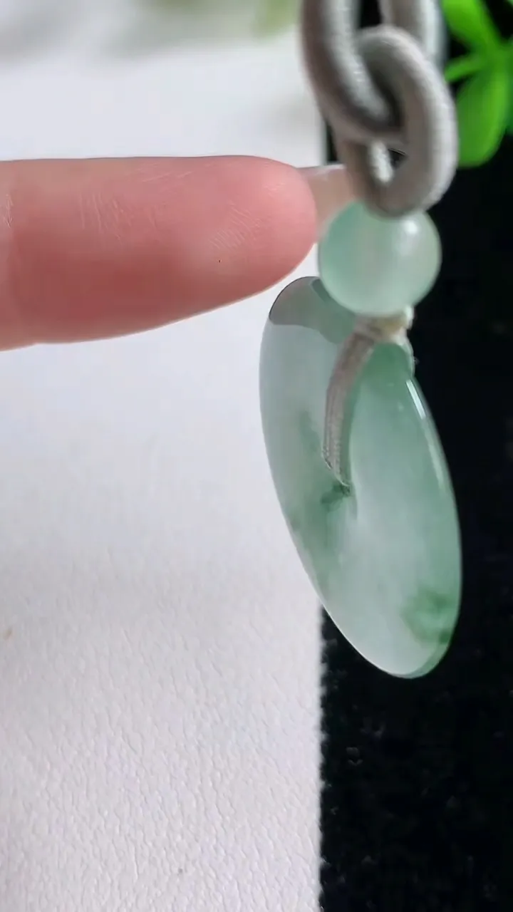 天然A货翡翠冰种飘花平安扣吊坠，尺寸25.8-3.4，重:4.66g
12月21日