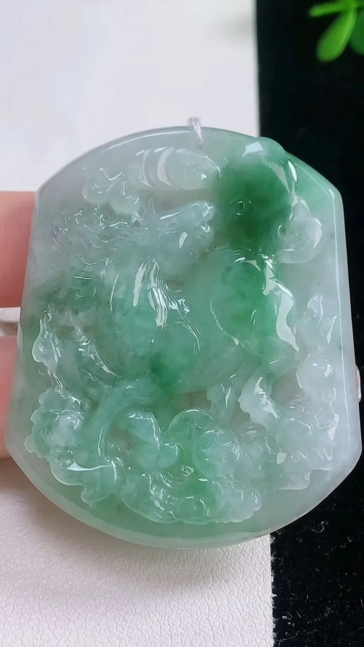 天然A货翡翠生肖马吊坠，尺寸54-45-5.5，重量:29.09g
12月21日