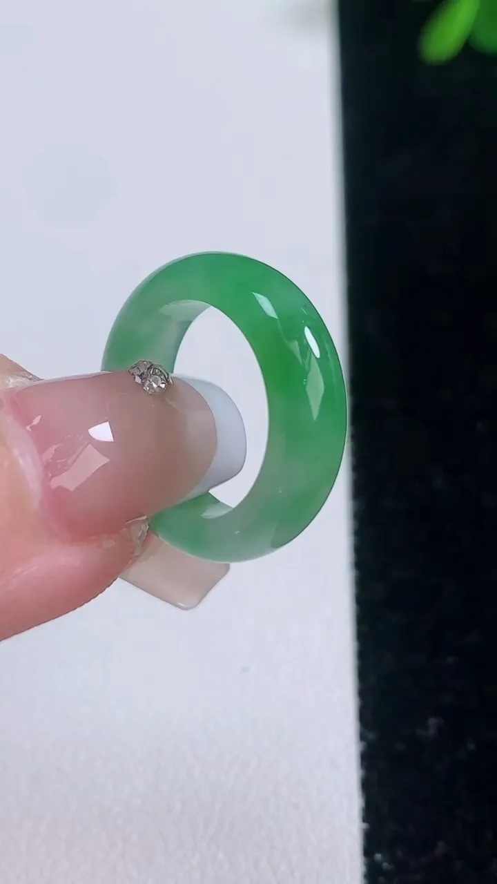 天然A货翡翠指环戒指，尺寸15-5.5-3，重量:3.23g2025年12月21日
工厂直销收藏佳品,种好水足，色泽均匀，有种有色，上手高大气！