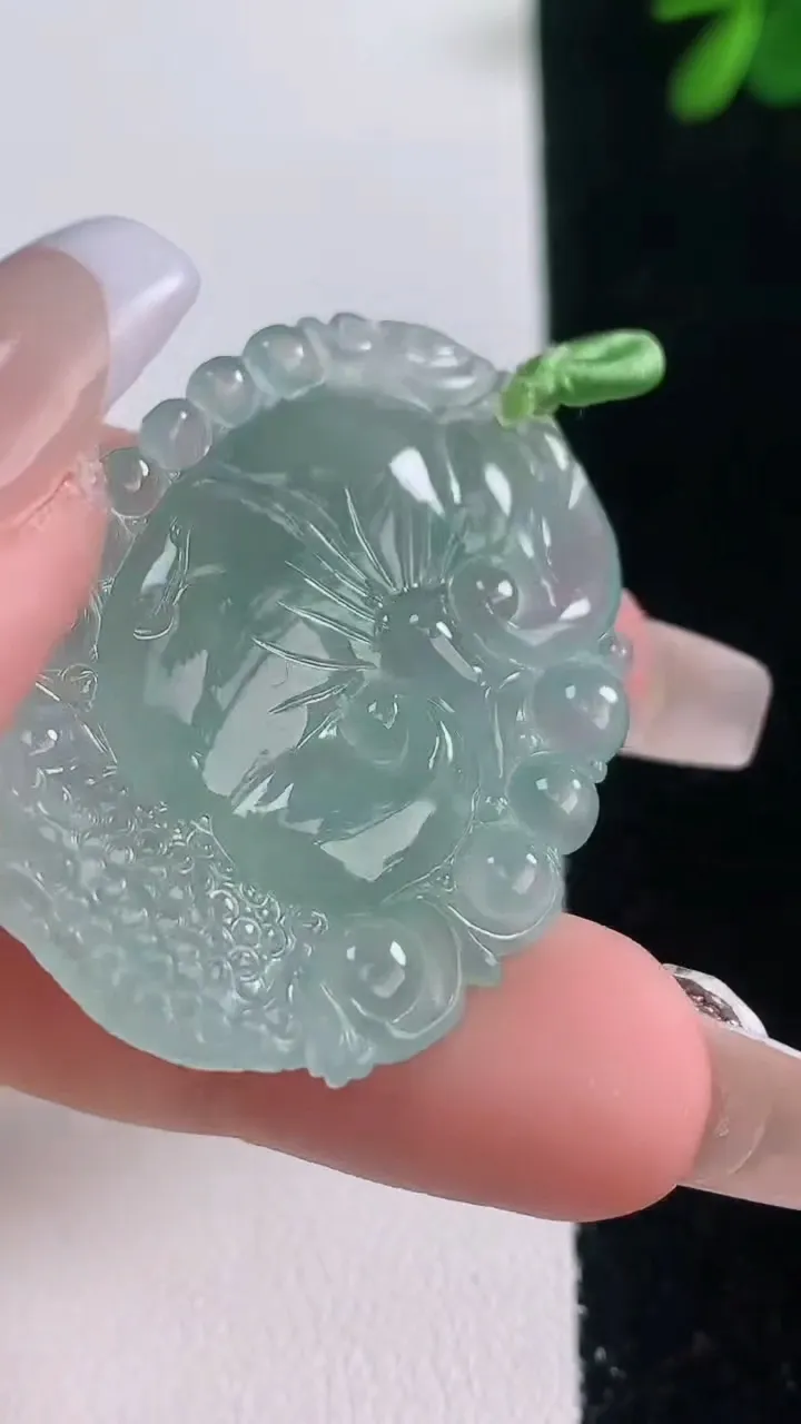 天然A货翡翠如意吊坠，尺寸40.4-29-5，重量:10.47g
12月21日