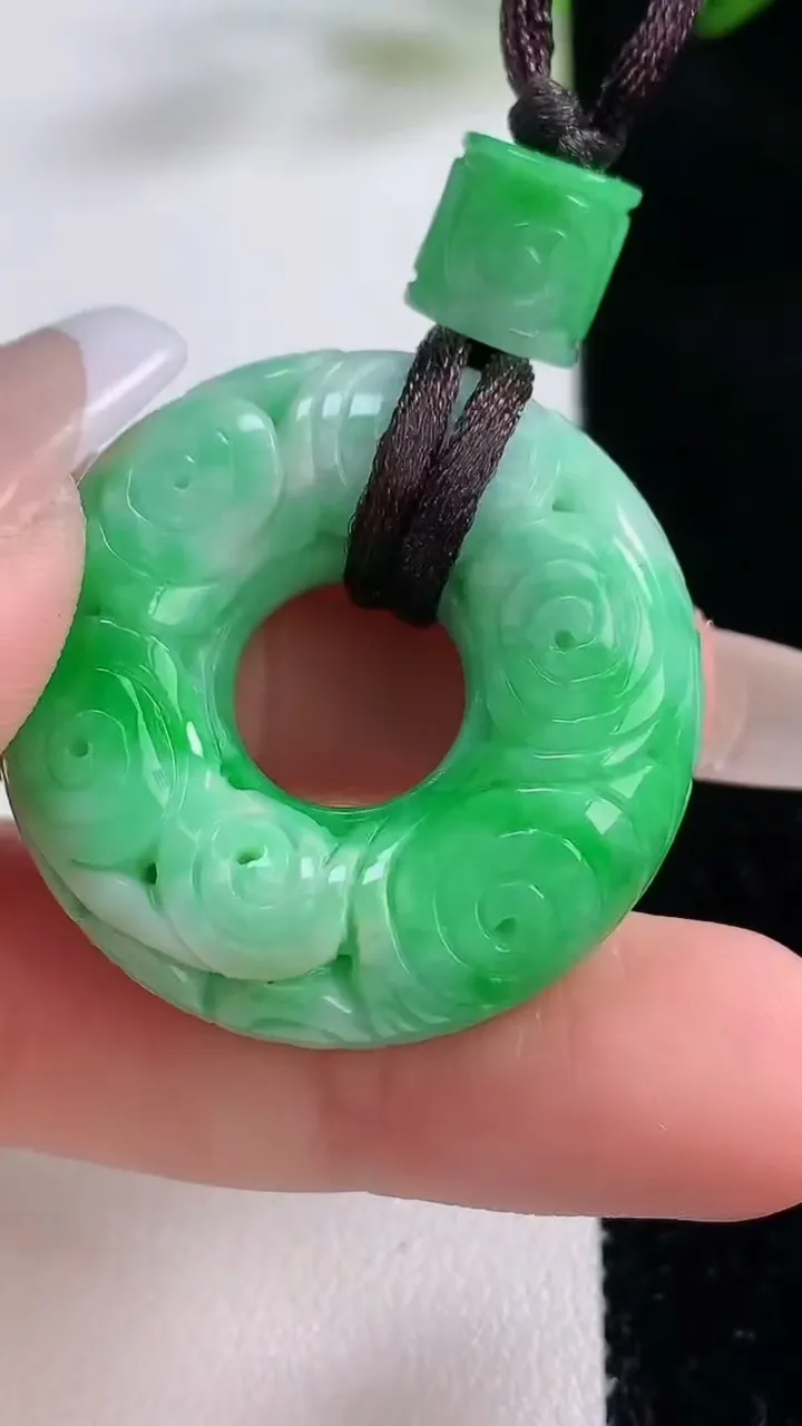 天然A货翡翠雕花平安环吊坠，尺寸32.3-11，重:22.13g
12月21日