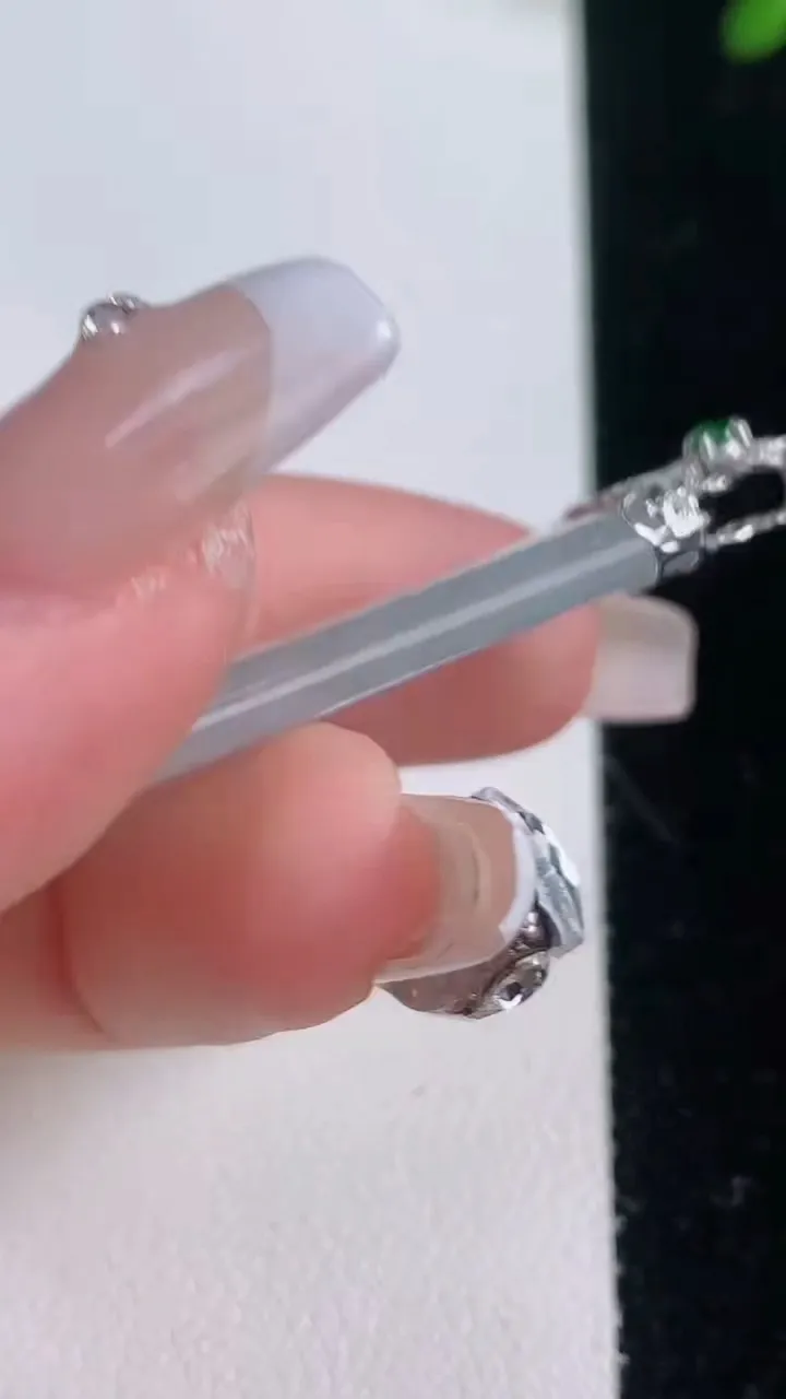 天然A货翡翠种白冰无事牌吊坠，尺寸36.8-15.5-4.2，重量:6.63g
12月21日