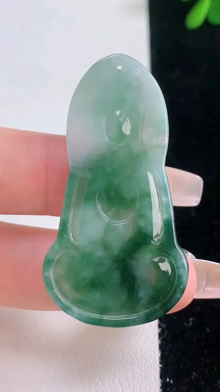 天然A货翡翠观音菩萨吊坠，尺寸47.4-25.2-5.3，重量:10.50g
12月21日