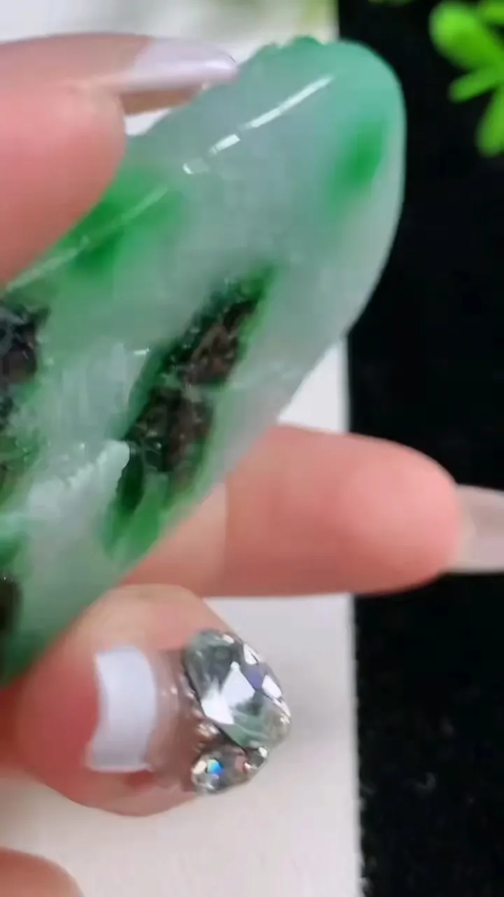 天然A货翡翠山水牌吊坠，尺寸61-35-10，重:55.38g
12月21日