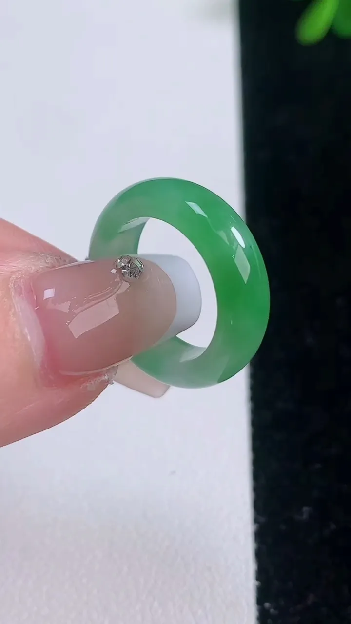天然A货翡翠指环戒指，尺寸15-5.5-3，重量:3.23g2025年12月21日
工厂直销收藏佳品,种好水足，色泽均匀，有种有色，上手高大气！