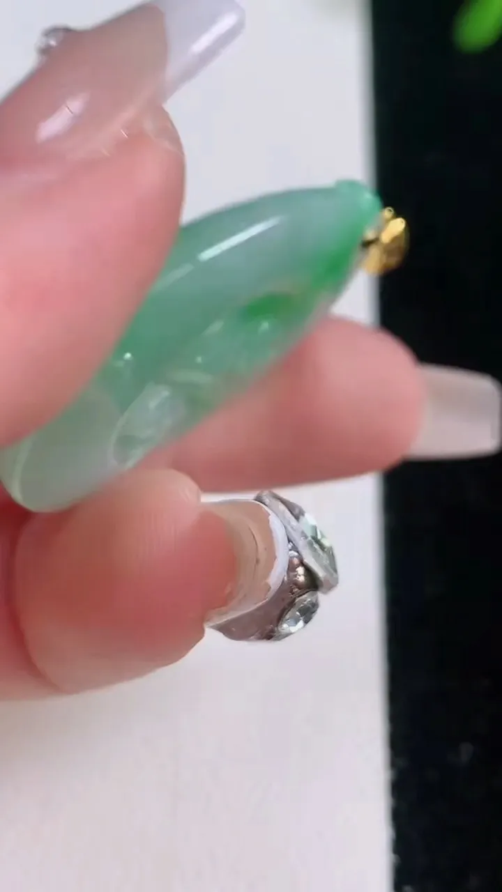 天然A货翡翠如意吊坠，尺寸34.4-21.4-6.5，重量:8.60g
12月21日