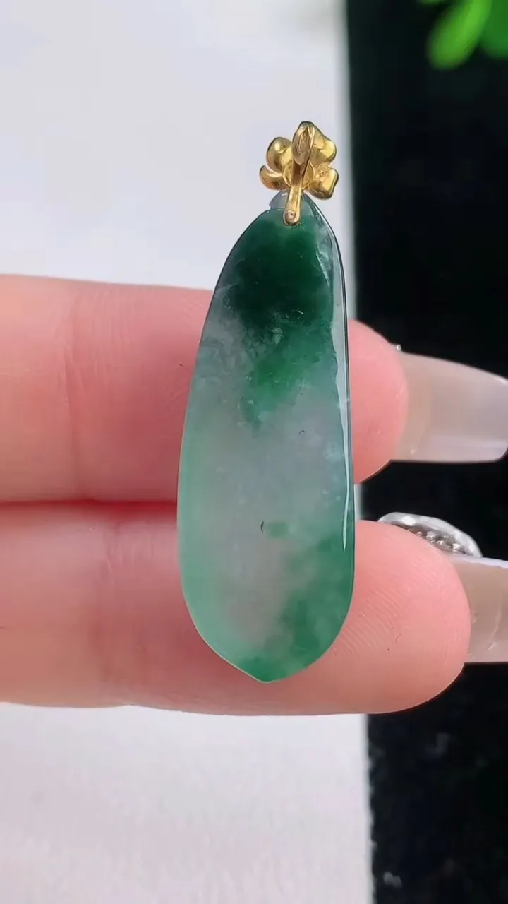 天然A货翡翠18K金飘花福瓜吊坠，尺寸29.2-11-5.8，重量:3.58g
12月21日