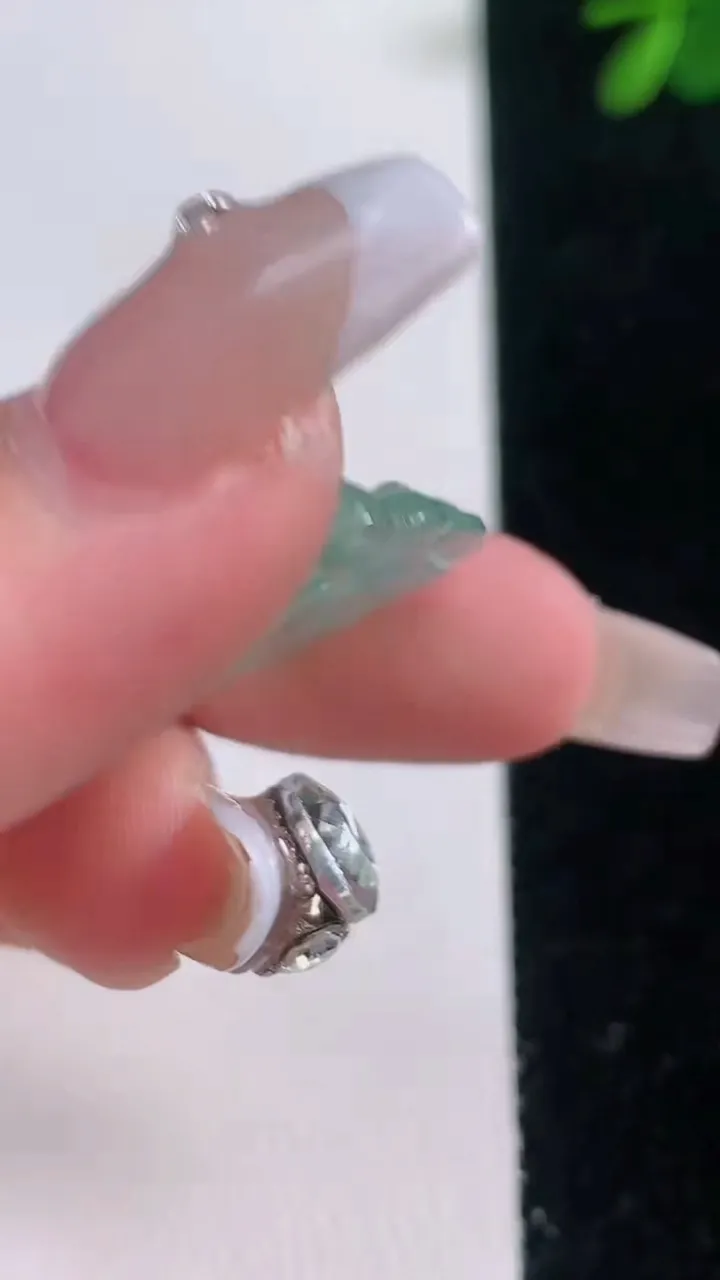 天然A货翡翠佛公吊坠，尺寸21.5-23.7-4.9，重量:3.43g
12月21日