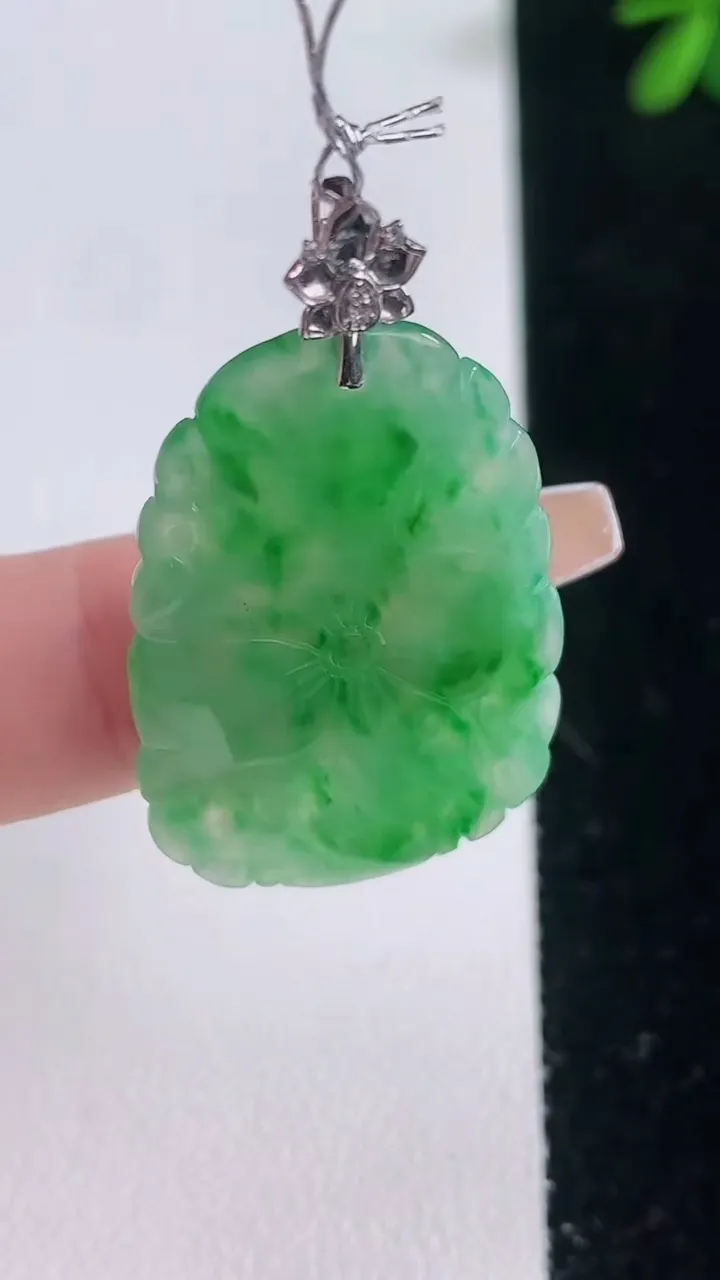 天然A货翡翠荷叶吊坠，尺寸31.5-22-2.6，重量:5.67g
12月21日