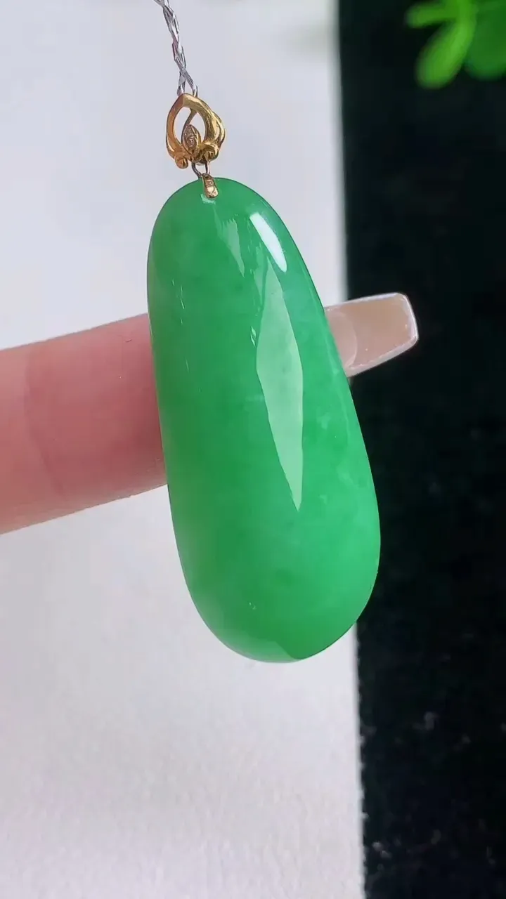 天然A货翡翠福瓜吊坠，尺寸34.4-14.4-6.9，重量:6.43g
12月21日