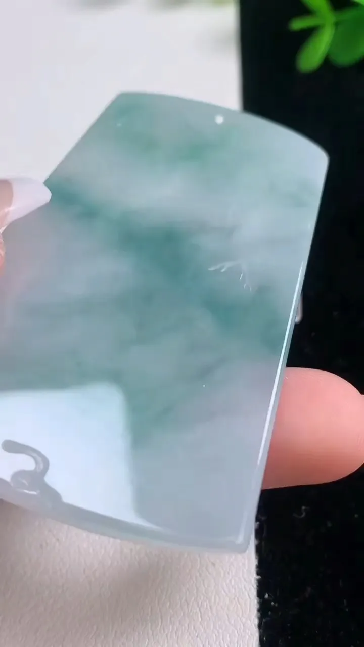 天然A货翡翠飘花山水观音菩萨吊坠，尺寸64.7-43.6-5，重量:31.18g
12月21日