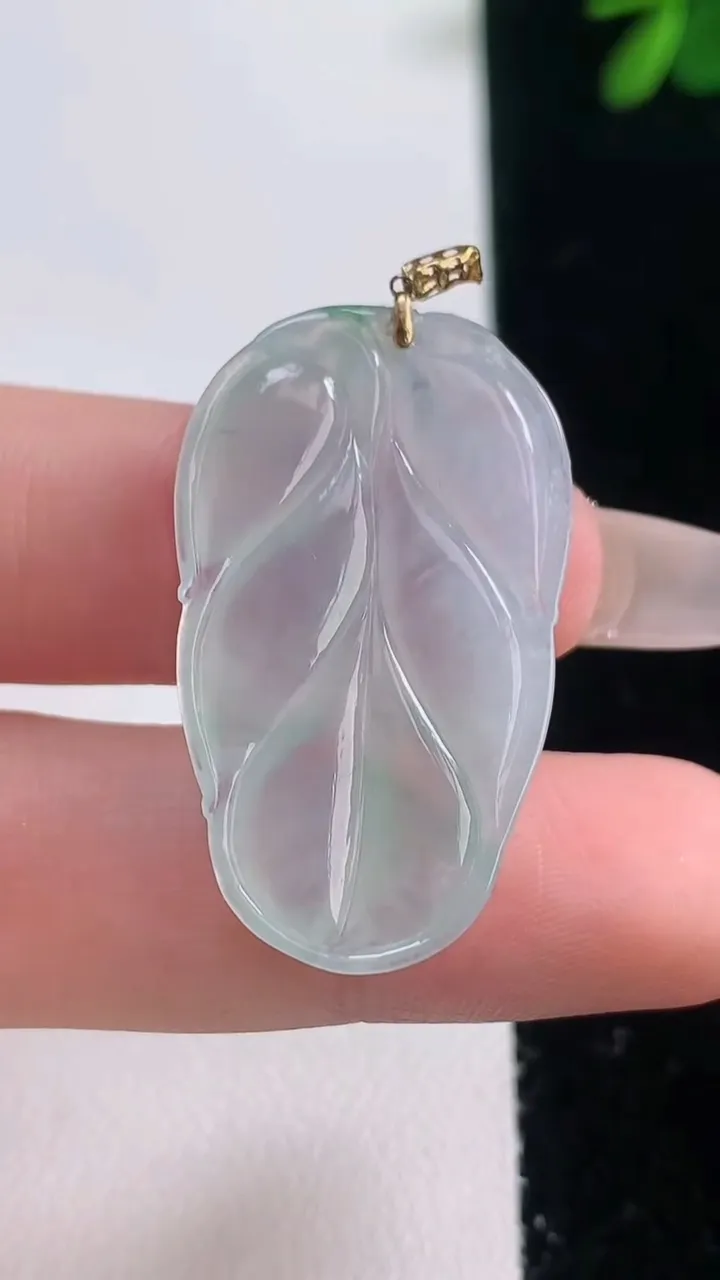 天然A货翡翠金枝玉叶 叶子吊坠，尺寸33.2-19.8-4，重量:5.12g
12月21日