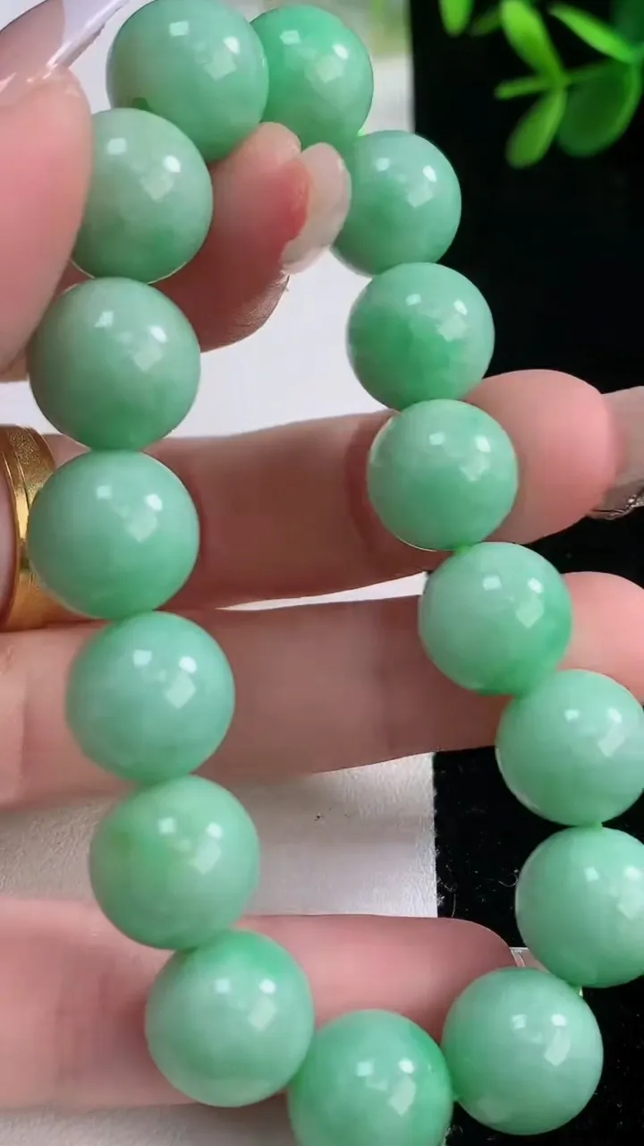 天然A货翡翠圆珠手串，尺寸12-16颗，重量:47.26g12月21日
工厂直销收藏佳品,种好水足，色泽均匀，有种有色，上手高大气！