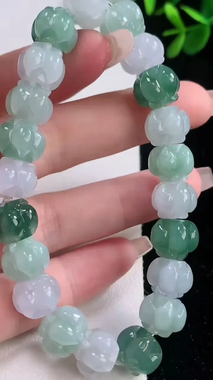 天然A货翡翠莲花手串，尺寸11-9，重量:38.17g12月21日
工厂直销收藏佳品,种好水足，色泽均匀，有种有色，上手高大气！
