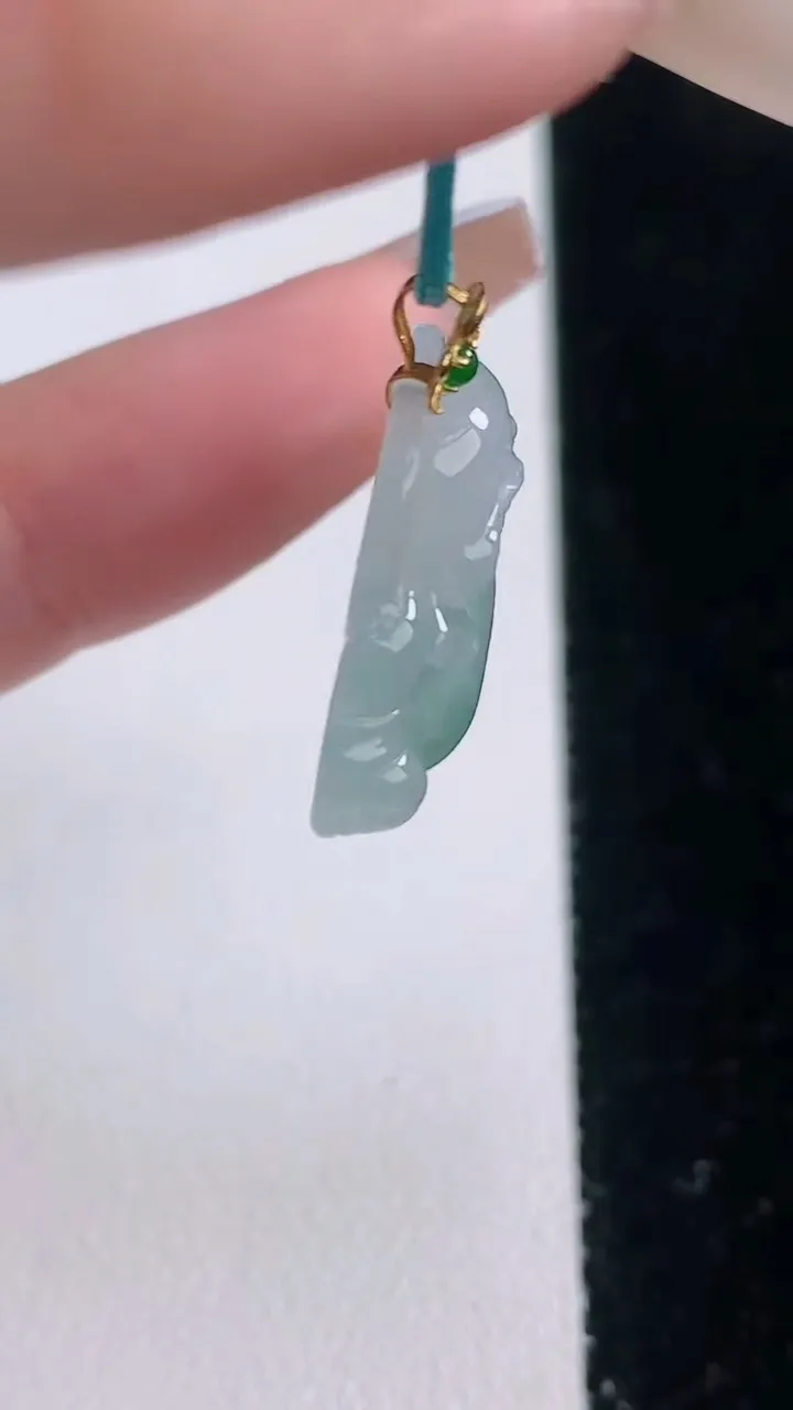 天然A货翡翠种飘花佛公吊坠，尺寸19.3-22.8-5.9，重量:3.88g
12月21日