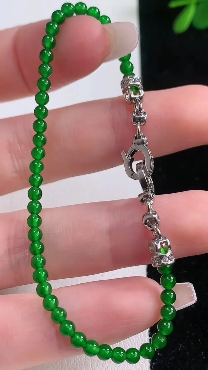 天然A货翡翠小米珠手串，尺寸2.9-49颗，重量:3.82g12月21日
工厂直销收藏佳品,种好水足，色泽均匀，有种有色，上手高大气！