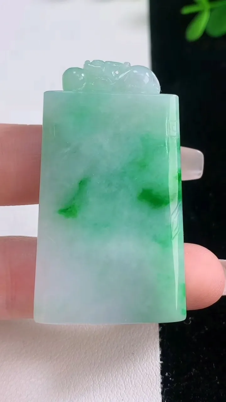 天然A货翡翠仿古无事牌吊坠，尺寸49-27.8-5.5，重量:22.24g
12月21日