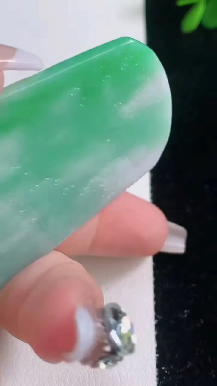 天然A货翡翠山水牌吊坠，尺寸67.8-38.5-5，重量:33.57g
12月21日